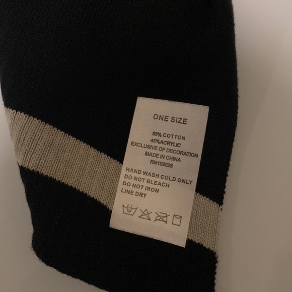 Levi’s Scarf - Picture 3 of 3